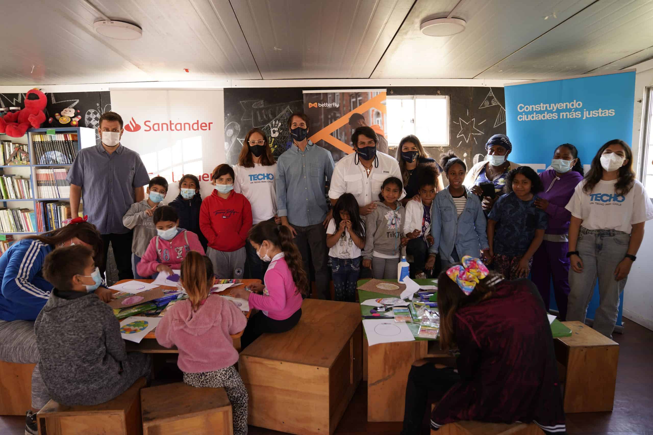 Betterfly y Santander se la juegan por la educación y entregan materiales para los niños y niñas con los que trabaja TECHO-Chile