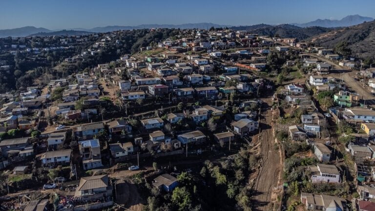 El seguimiento al PEH al primer semestre de 2025 evidencia avances relevantes en el cumplimiento de la meta global de 260.000 viviendas —con un 78,4% ya entregadas—, pero también una marcada desigualdad, solo el 5,3% de las viviendas entregadas han sido para hogares de campamentos. Por lo tanto, hay un avance del 27% en las estrategias para campamentos.